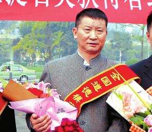 尽孝28年 老兵给阵亡战友父母当“儿子”(图1) 尽孝28年 老兵给阵亡战友父母当“儿子”(图1)