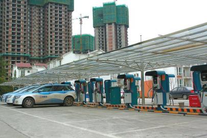 全省首座加油充电站落户泸州(图1) 全省首座加油充电站落户泸州(图1)