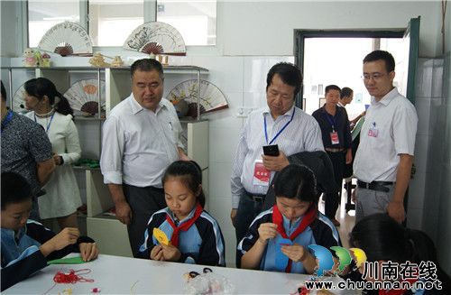 全国教育专家到泸州考察“三开”“三开放”(图2) 全国教育专家到泸州考察“三开”“三开放”(图2)