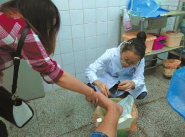 自贡“钉子男”布暗钉&nbsp;见女性遇扎便上前揩油(图2)