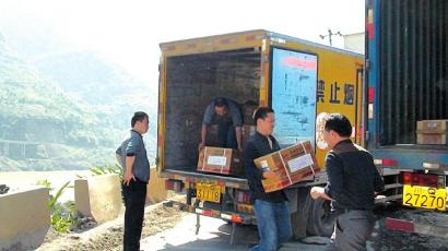 宜宾一民爆运输车被撞 险些炸掉半匹山(图1) 宜宾一民爆运输车被撞 险些炸掉半匹山(图1)