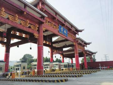 隧道大修没法过 泸州自贡货车司机愁坏了(图1) 隧道大修没法过 泸州自贡货车司机愁坏了(图1)