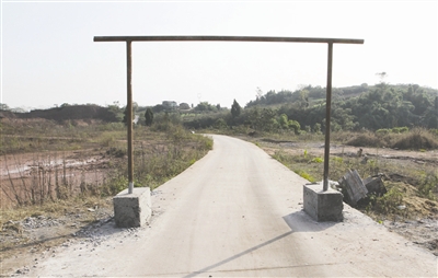 自贡一村民家失火&nbsp;村道限宽门挡道阻碍消防车(图1)