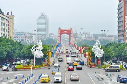 宜宾南门大桥“潮汐式车道”缓堵(图1) 宜宾南门大桥“潮汐式车道”缓堵(图1)