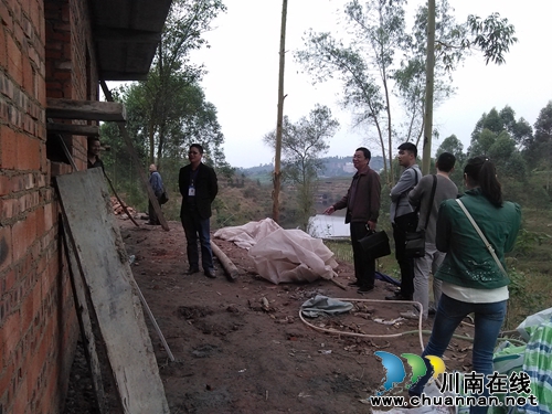 泸县驻雄峰村“第一书记”赢百姓点赞(图1) 泸县驻雄峰村“第一书记”赢百姓点赞(图1)