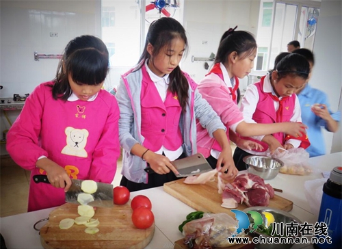 泸州东升学校学生到“合面基地”进行研学活动(图4) 泸州东升学校学生到“合面基地”进行研学活动(图4)