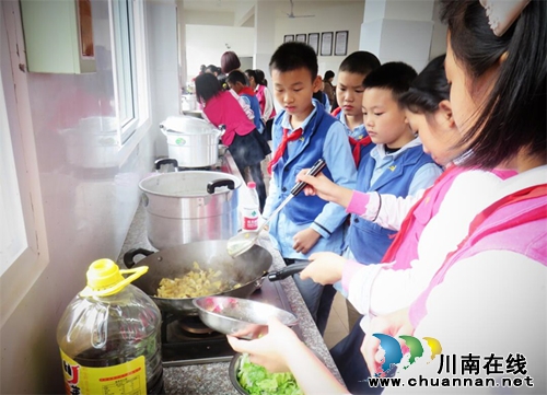 泸州东升学校学生到“合面基地”进行研学活动(图2) 泸州东升学校学生到“合面基地”进行研学活动(图2)