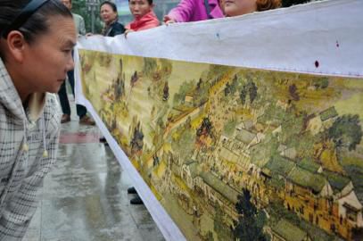 耗时5年泸州大姐绣成&nbsp;24&nbsp;米《清明上河图》(图1)