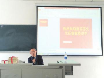 范长江之子记者节回故乡 号召大学生当好记者(图2) 范长江之子记者节回故乡 号召大学生当好记者(图2)