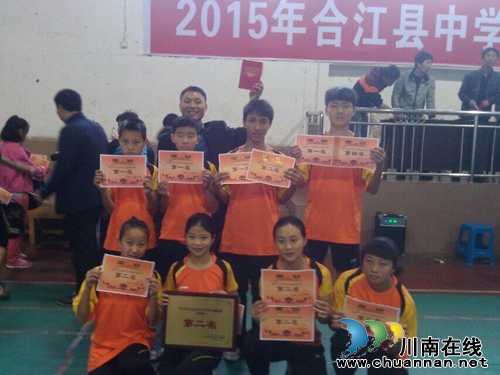 合江县白米镇中学羽毛球赛凯旋返校(图1) 合江县白米镇中学羽毛球赛凯旋返校(图1)
