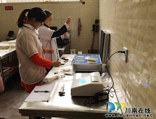 泸州学生食堂开展食品安全快速检测(图1) 泸州学生食堂开展食品安全快速检测(图1)