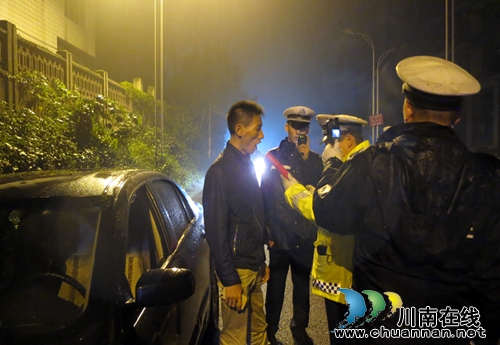 泸州交警支队“11.9”行动 掀起酒驾整治高潮(图2) 泸州交警支队“11.9”行动 掀起酒驾整治高潮(图2)