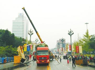 “路痴”货车卡桥头 堵瘫宜宾半座城(图1) “路痴”货车卡桥头 堵瘫宜宾半座城(图1)