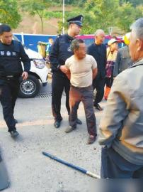 宜宾:老子儿子当街拿刀决斗 民警举枪制服(图2) 宜宾:老子儿子当街拿刀决斗 民警举枪制服(图2)