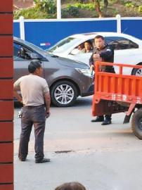 宜宾:老子儿子当街拿刀决斗 民警举枪制服(图1) 宜宾:老子儿子当街拿刀决斗 民警举枪制服(图1)