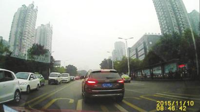 自贡“路怒”奥迪违规调头遇阻 4次变道别车(图1) 自贡“路怒”奥迪违规调头遇阻 4次变道别车(图1)