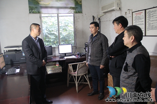 泸县委副书记、县长薛学深到石桥镇检查煤矿安全工作(图1) 泸县委副书记、县长薛学深到石桥镇检查煤矿安全工作(图1)