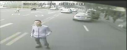内江男开宝马拦截公交&nbsp;砍碎挡风玻璃(图1)