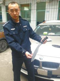 内江男开宝马拦截公交&nbsp;砍碎挡风玻璃(图3)