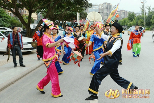 “花灯之乡”古蔺举办首届花灯文化艺术节(图3) “花灯之乡”古蔺举办首届花灯文化艺术节(图3)