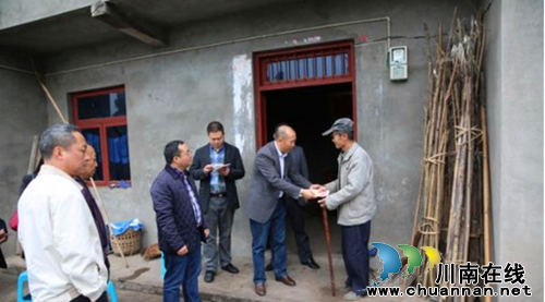 泸县检察院:走村入户深入开展精准扶贫工作(图1) 泸县检察院:走村入户深入开展精准扶贫工作(图1)