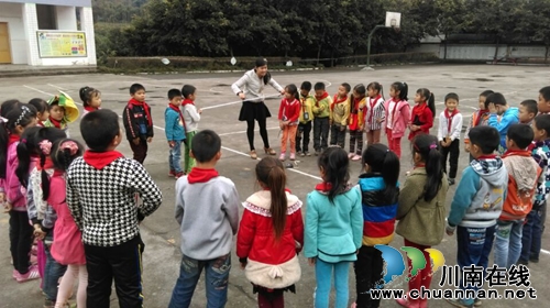 “体验式”教学走进天仙硐小学课堂(图1)