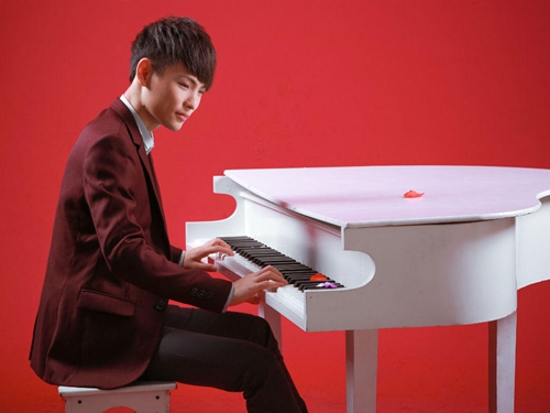 他是初出茅庐的“小鲜肉”(图1)