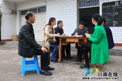 泸县委常委、宣传部部长颜习林带队到潮河镇开展“三个三”工作(图1)