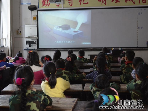 纳溪区护国镇中心校：观影消防安全警示片&nbsp;提高学生防范自救力(图1)