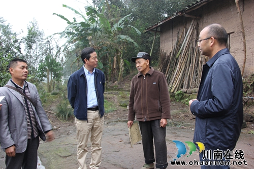 泸县委常委、副县长胡万国到百和镇开展“三走到、三解决、三促进”工作(图2)