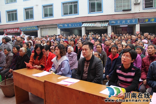 泸县石桥镇举办党风廉政建设暨“三走到、三解决、三促进”法治文化宣传活动(图1)