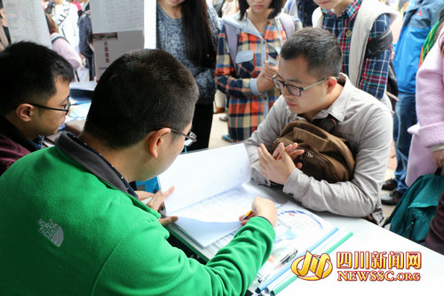 四川医科大学举行“双选会”&nbsp;2万余岗位亮相(图5)