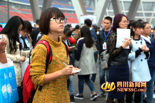 四川医科大学举行“双选会”&nbsp;2万余岗位亮相(图3)