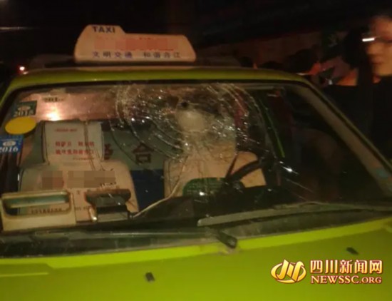 泸州男子吸毒后一路疯狂砸车刀砍行人&nbsp;多人受伤(图1)