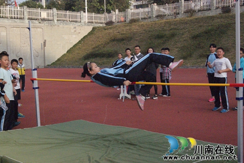 泸州十八中小学部冬季运动会顺利举行(图3) 泸州十八中小学部冬季运动会顺利举行(图3)