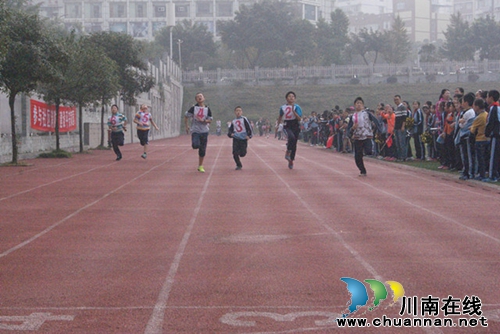 泸州十八中小学部冬季运动会顺利举行(图2) 泸州十八中小学部冬季运动会顺利举行(图2)