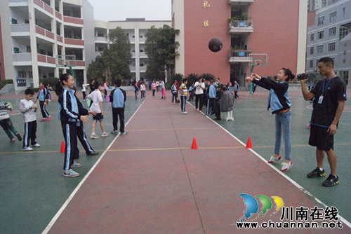 泸州十八中小学部冬季运动会顺利举行(图4) 泸州十八中小学部冬季运动会顺利举行(图4)