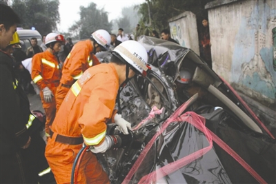 宜宾一婚车撞上大客车 三人当场死亡(图1) 宜宾一婚车撞上大客车 三人当场死亡(图1)