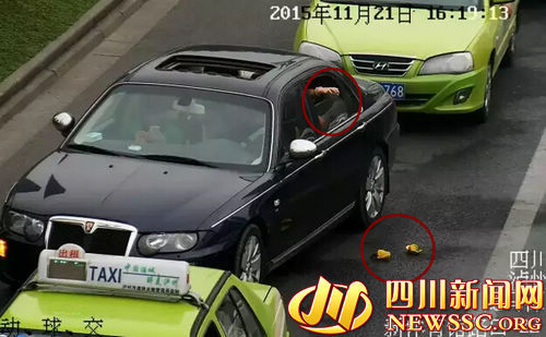 向外扔垃圾&nbsp;泸州交警开出首张“车窗抛物”罚单(图1)