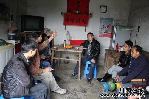 泸州市纪委督导组到石桥镇督查“三走到、三解决、三促进”工作(图1) 泸州市纪委督导组到石桥镇督查“三走到、三解决、三促进”工作(图1)