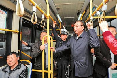 市民反映公交少车辆旧&nbsp;宜宾市长乘公交现场体验(图1)
