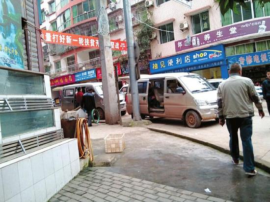 两台面包车公然在福宝场镇载客 曾业 摄
