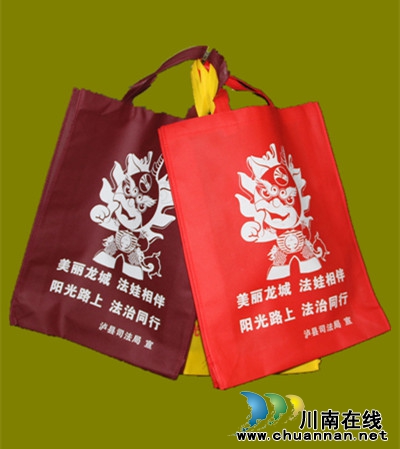 泸县司法局普法新推“法娃”环保袋(图1) 泸县司法局普法新推“法娃”环保袋(图1)