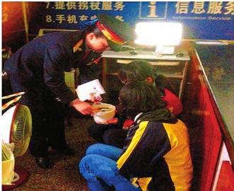 相约重庆见网友&nbsp;“00后”两少女火车上害怕了(图2)