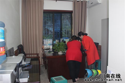 纳溪区卫计局“机关开放日”热情接待来访群众(图2) 纳溪区卫计局“机关开放日”热情接待来访群众(图2)