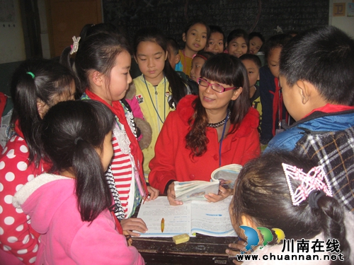泸州老师杨小平:家长给了我三尺讲台 我就要让孩子梦想花开(图1) 泸州老师杨小平:家长给了我三尺讲台 我就要让孩子梦想花开(图1)