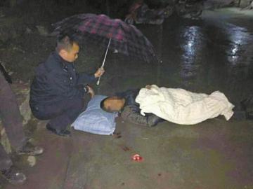 宜宾民警雨中为伤者撑伞半小时&nbsp;意外“走红”(图1)