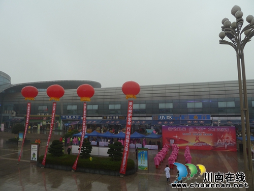 泸州市龙马潭区开展“世界艾滋病日”宣传活动(图2) 泸州市龙马潭区开展“世界艾滋病日”宣传活动(图2)