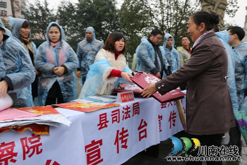 泸县积极开展“国家宪法日”宣传(图1) 泸县积极开展“国家宪法日”宣传(图1)