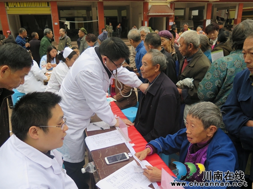 合江县五通镇:政策宣传下基层 义诊活动惠民生(图3) 合江县五通镇:政策宣传下基层 义诊活动惠民生(图3)